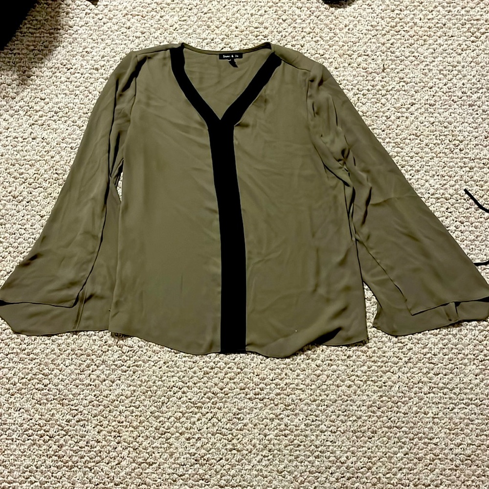Women’s top with split sleeve and neckline
